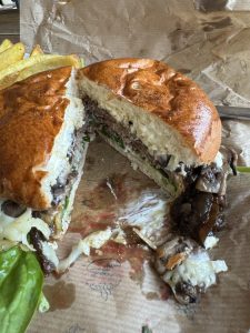 Wagyu 1.0 - ca. 180g japanisches Rindfleisch-Patty, Babyspinat, Zwiebelkonfit, Champignons, Swiss Cheese & Wasabimayo mit Truffela